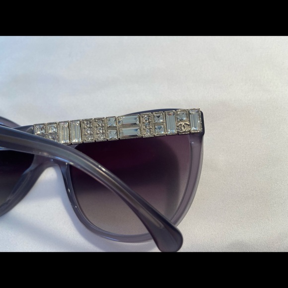 🤍$650. Chanel Top of the line Iconic “Bijou” Trans. Gray with Strass Crystals! - Picture 15 of 15